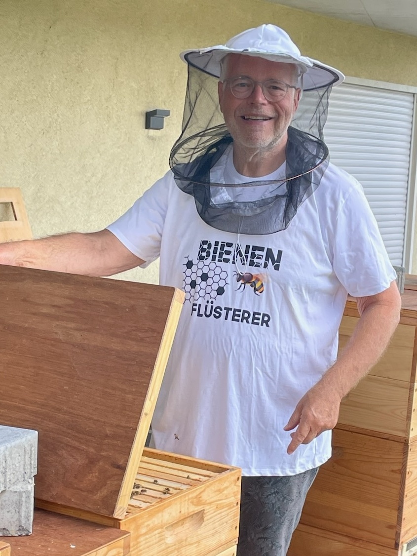 Axel Alberti als Imker an der Bienenbeute